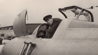 Jiří Ježek během služby u bombardéru Il-18 na letišti v Hradci Králové, cca 1965
