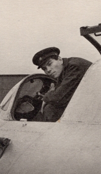 Jiří Ježek na bombardéru Il-18 v Hradci Králové, cca 1965