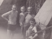 Milena Tesařová s rodiči a JUDr. Růžičkou o prázdninách