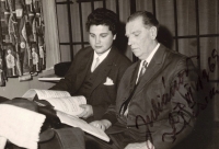 Se svým profesorem zpěvu, docentem Josefem Válkou, Brno, 1965