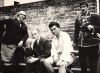 Na JAMU se spolužáky, sedící vedle prof. Josefa Války, Brno, 1968