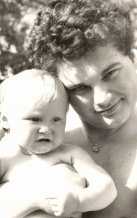 S dcerou Leonorou, 1971