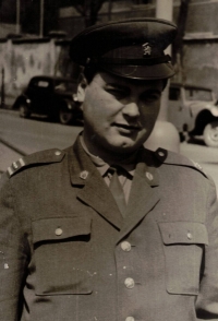 V uniformě během působení v AUSu (Armádní umělecký soubor), 1975
