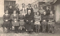 Maminka, v první řadě třetí zprava, v klášterní škole Porta Coeli, 1936