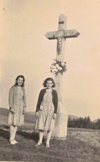 Maminka, vpravo, se sestrou Zdenou, 1936