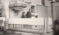 Rodiče při křtu pamětníka, Brno, 1950