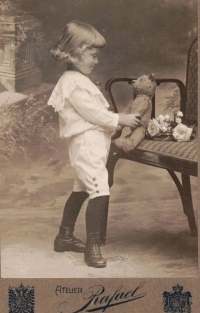 His father as Little Lord in the photographic studio, 1920