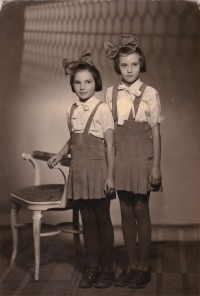Ludmila Czerneková (Kozmíková) se sestrou Alenou, pol. 40. let