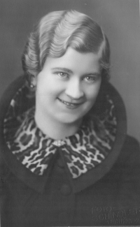 Matka Božena Dorazilová v roce 1935