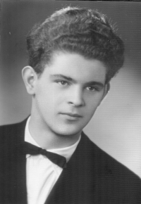 Maturitní fotografie Oldřicha Páleníčka - Průmyslová škola vodohospodářská, červen 1959