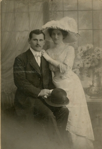 Milada a Josef Sukovi, prarodiče z otcovy strany