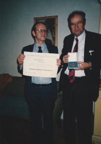 Miloš Rejchrt a François Brélaz v den udělení medaile Jiřího z Poděbrad F. Brélazovi, 10. 12. 1991