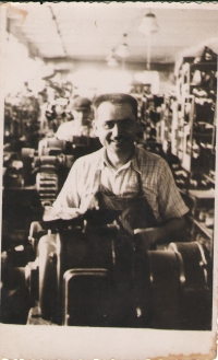 Otec František Pavlík, švec ve fabrice Standart Veselí nad Moravou (1941), odkud byl v roce 1948 vyveden lidovými milicemi