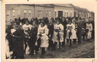 Marie Rychlíková na pohřbu spolužáka (1943), první zprava v kroji 
