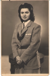 Poslední foto Marie Rychlíkové v sokolském kroji, 1948