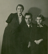 Babička Marie a dědeček Roman s dcerou Drahomírou, asi 1936 