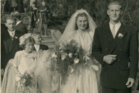 Svatba Drahomíry Svobodové a Jaroslava Suka, rodičů pamětnice, 1947