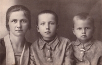 Rodina Kozmíkova - babička se syny (strýcové pamětnice) Vitězslav a František