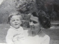 S prvorozeným synem ve Filipově údolí na Horácku, 1959