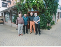 Setkání přátel z doby disentu; zleva Petr Hauptmann, Miloš Rejchrt, François Brélaz, Jiří Gruntorád, červenec 2020