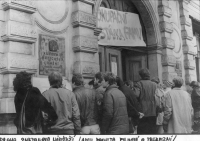 Fotografie Petra Šimra z pražského dění v listopadu 1989 - stávka u FAMU 