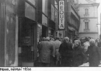 Fotografie Petra Šimra z pražského dění v listopadu 1989 - manifestující u Reduty 