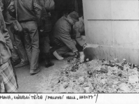 Fotografie Petra Šimra z pražského dění v listopadu 1989 - pietní místo na Národní třídě 