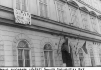 Fotografie Petra Šimra z pražského dění v listopadu 1989 - stávka na fakultě žurnalistiky 
