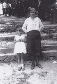 Malá Stanislava se svou maminkou pod schody kostela svatého Víta v Lipnici nad Sázavou, 30. léta