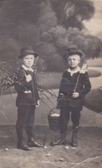 Pamětníkův otec a strýc Kalivodovi