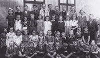 Žáci obecné školy v Dolním Městě, pamětnice ve druhé řadě druhá zprava