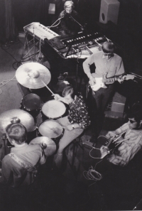 Kapela Strangers v sestavě: Vlasta Čejka, Luboš Mašík, Pavel Uhlík, Jarda Vrzák, vpravo v brýlích Jiří Kučera, Humpolec-Zálesí, cca r. 1967
