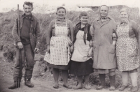 Družstevnice JZD Dolní Město. Zleva Doležálek a druhá zprava Veselská, matka Miloslava Veselského, cca 50. a 60. léta