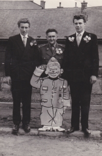 Vpravo pamětníkův bratr Pepík při odchodu na vojnu