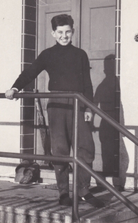 Jiří Kučera před domem na Okružní v Humpolci, přelom 50. a 60. let