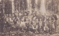 People from Dolní Město harvesting hops in Žatec, witness's mother is in the photo (probably sixth from the right in the third row), ca. half of 1920s