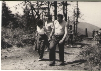 Marie Rychlíková při výstupu na Radhošť, s manželem, 1973