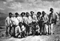 Miroslav David (s vousy uprostřed) při natáčení filmu Portáši / 1947