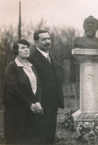 Great-grandmother Jitka Grégrová, great-grandfather Ladislav Prokop Procházka (doctor, politician, composer) at the statue of Julius Grégr