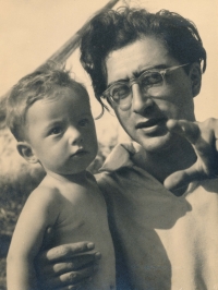 Ivo Fleischmann s ročním synem Petrem, cca 1950