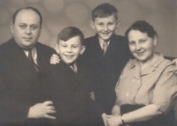 S rodiči a starším bratrem, 1946