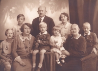 Předkové Lenky Kocierzové, nejstarší žena je její babička Adolfa Kuchařová, okolo roku 1920