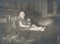 Růžena Křížková jako pětileté děvčátko, Praha