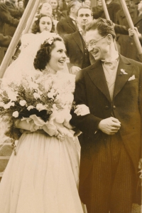 Růžena a Josef Křížkovi, svatební fotografie z r. 1948