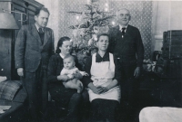 Rodinné Vánoce, zleva otec Miroslav Machotka, matka Marie, rozená Hajná, s pamětníkem na klíně, babička Barbora Hajná, 1946