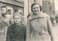 Miroslav Machotka s maminkou Marií v Praze, 1953
