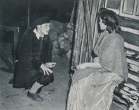 Roudnické ochotnické divadlo, pamětník s neznámou dívkou ve hře Pan Johannes, 1960