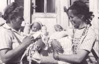Milena Tesařová s maminkou a dvojčaty
