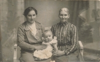 Maminka pamětice Božena Martínková jako dítě se svojí matkou a babičkou, počátek 20. století