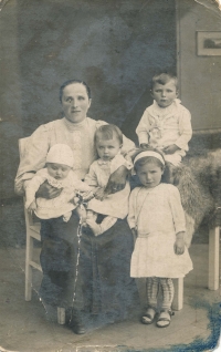 Tatínek pamětnice Jaroslav Rada (vpravo nahoře) s maminkou a sourozenci, počátek 20. století